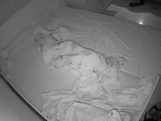 voyeurcam-julmodels-greybed-1