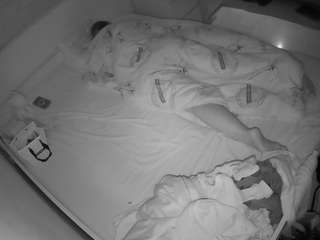 voyeurcam-julmodels-greybed-1