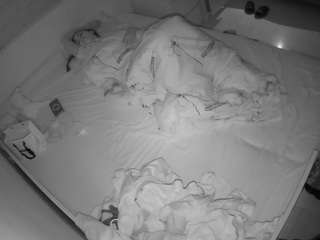voyeurcam-julmodels-greybed-1
