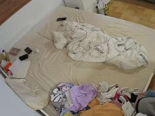 voyeurcam-julmodels-greybed-1