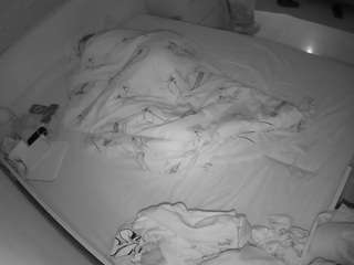 voyeurcam-julmodels-greybed-1