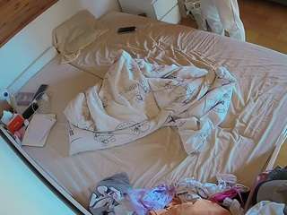 voyeurcam-julmodels-greybed-1
