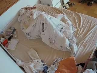 voyeurcam-julmodels-greybed-1