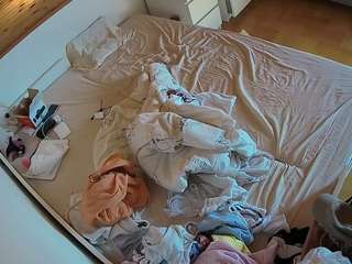 voyeurcam-julmodels-greybed-1