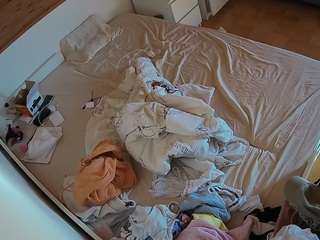 voyeurcam-julmodels-greybed-1