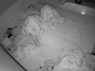 voyeurcam-julmodels-greybed-1