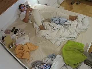 voyeurcam-julmodels-greybed-1