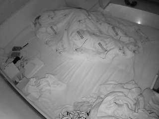 voyeurcam-julmodels-greybed-1
