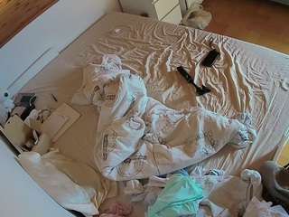 voyeurcam-julmodels-greybed-1