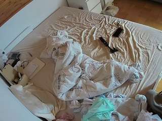 voyeurcam-julmodels-greybed-1
