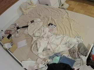 voyeurcam-julmodels-greybed-1