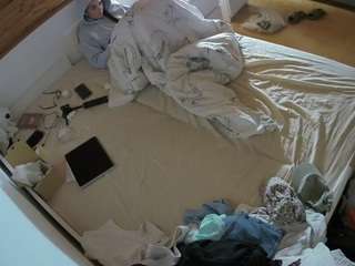 voyeurcam-julmodels-greybed-1
