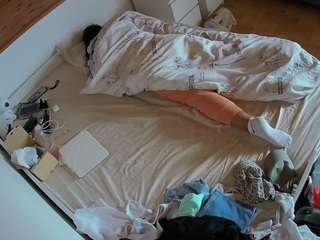 voyeurcam-julmodels-greybed-1