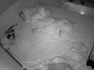 voyeurcam-julmodels-greybed-1