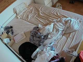 voyeurcam-julmodels-greybed-1