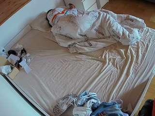 voyeurcam-julmodels-greybed-1