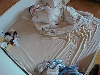 voyeurcam-julmodels-greybed-1
