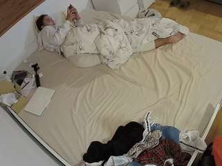 voyeurcam-julmodels-greybed-1