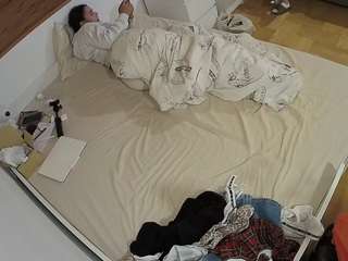voyeurcam-julmodels-greybed-1