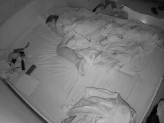 voyeurcam-julmodels-greybed-1