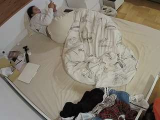voyeurcam-julmodels-greybed-1