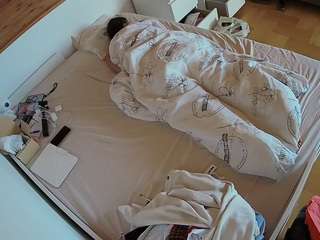 voyeurcam-julmodels-greybed-1 camsoda