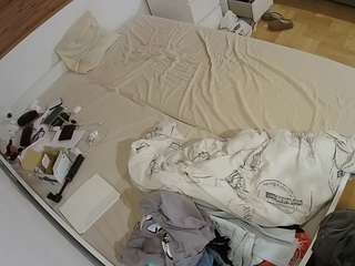 voyeurcam-julmodels-greybed-1