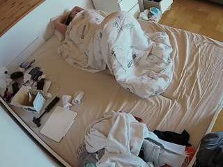 voyeurcam-julmodels-greybed-1