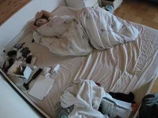 voyeurcam-julmodels-greybed-1