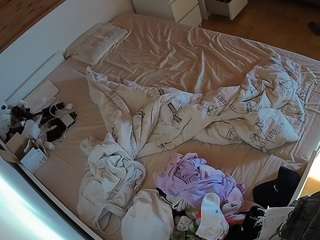 voyeurcam-julmodels-greybed-1 camsoda