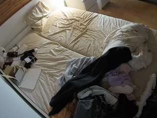 voyeurcam-julmodels-greybed-1 camsoda