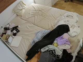 voyeurcam-julmodels-greybed-1 camsoda