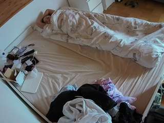 voyeurcam-julmodels-greybed-1 camsoda