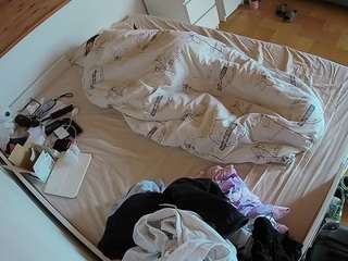 voyeurcam-julmodels-greybed-1