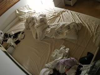 voyeurcam-julmodels-greybed-1 camsoda