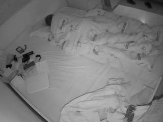 voyeurcam-julmodels-greybed-1