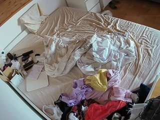 voyeurcam-julmodels-greybed-1