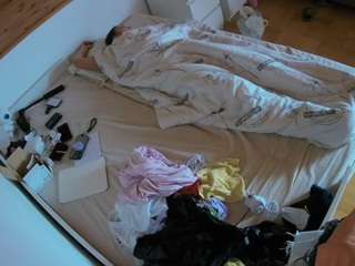 voyeurcam-julmodels-greybed-1