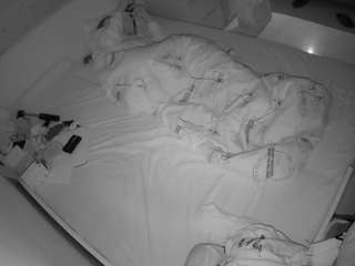 voyeurcam-julmodels-greybed-1