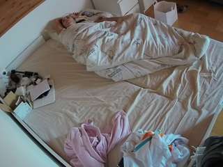 voyeurcam-julmodels-greybed-1