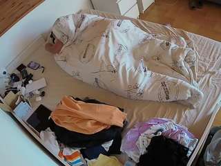 voyeurcam-julmodels-greybed-1
