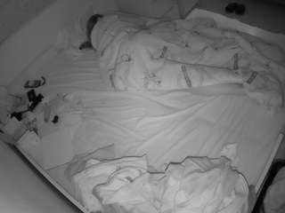 voyeurcam-julmodels-greybed-1