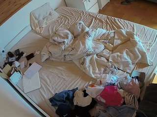 voyeurcam-julmodels-greybed-1