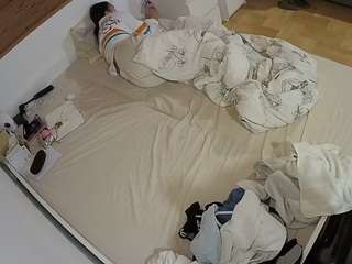 voyeurcam-julmodels-greybed-1