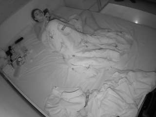 voyeurcam-julmodels-greybed-1