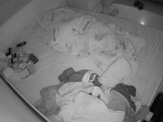 voyeurcam-julmodels-greybed-1