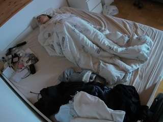 voyeurcam-julmodels-greybed-1