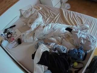 voyeurcam-julmodels-greybed-1