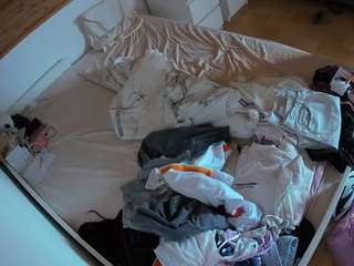 voyeurcam-julmodels-greybed-1