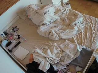 voyeurcam-julmodels-greybed-1